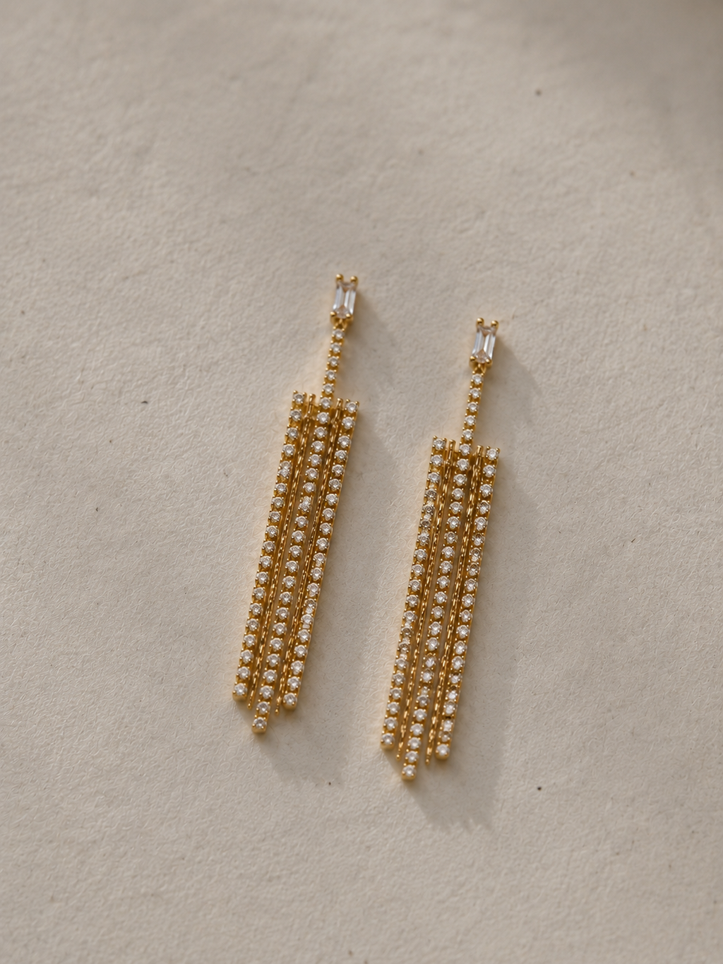 Pendientes caída brillos dorados
