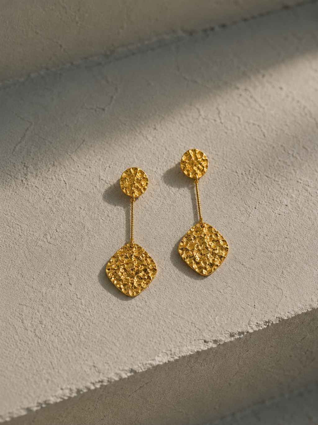 Pendientes largos rombos picados dorados