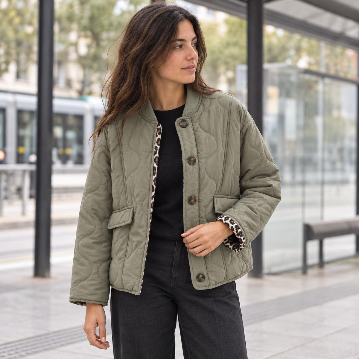 Chaqueta Acolchada Corta para Mujer | Guateada con Botones y Forro de Leopardo