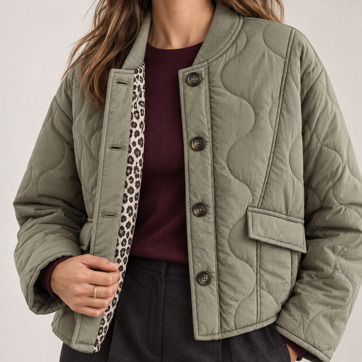 Chaqueta Acolchada Corta para Mujer | Guateada con Botones y Forro de Leopardo