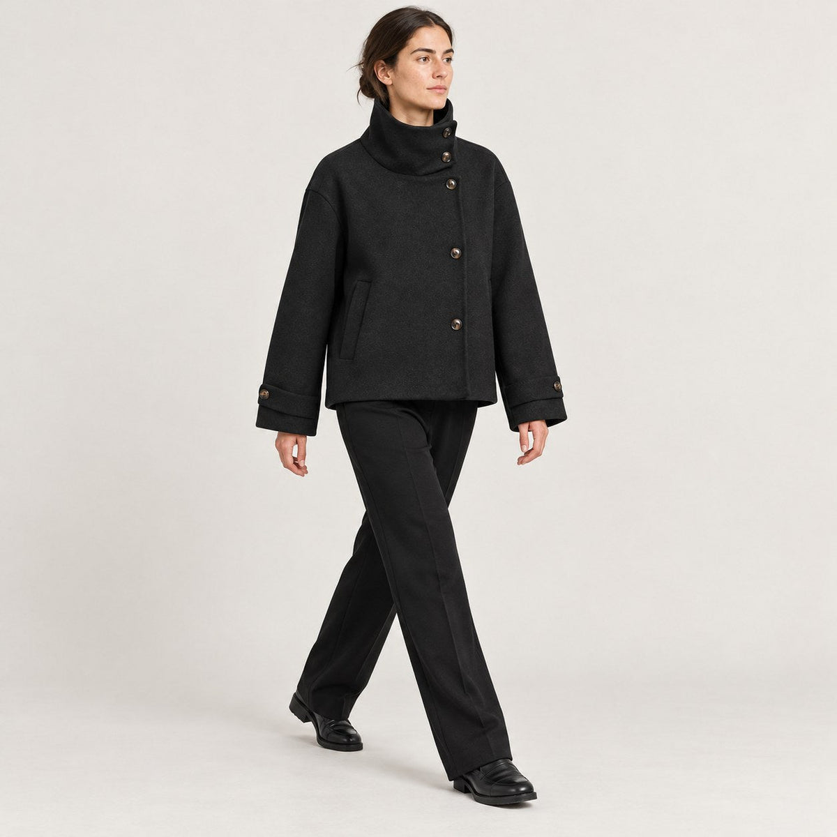 Abrigo Corto de Cuello Alto para Mujer | Chaquetón Efecto Paño con Botones Asimétricos