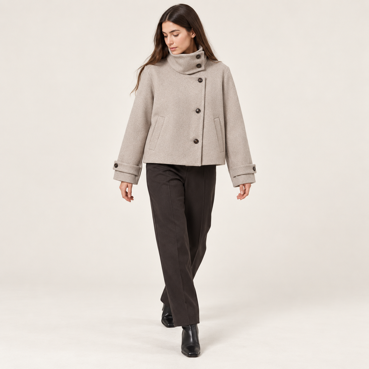 Abrigo Corto de Cuello Alto para Mujer | Chaquetón Efecto Paño con Botones Asimétricos