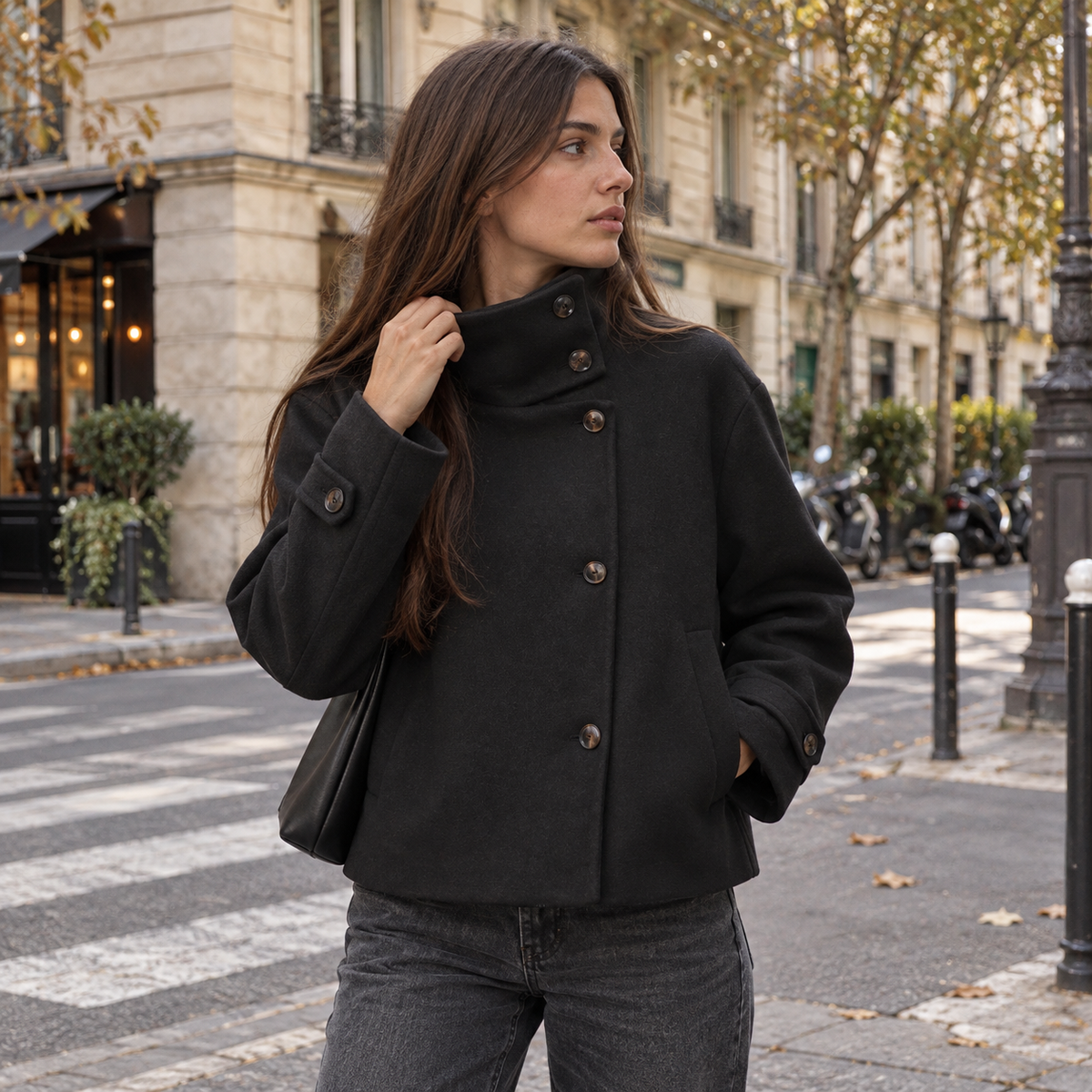 Abrigo Corto de Cuello Alto para Mujer | Chaquetón Efecto Paño con Botones Asimétricos