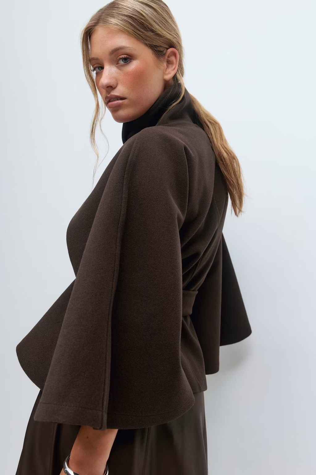 Cayetana™ | Capa elegante con cintura ajustable - Aura Barcelona - imagen 4